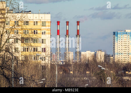 Blick auf den Schlafbereich von Moskau im Frühjahr. Mehrstöckige Häuser auf einem blauen Himmel Hintergrund. Stockfoto