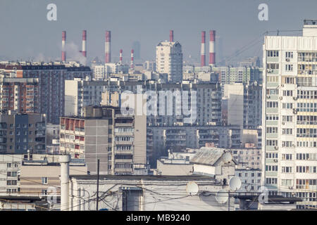 Blick auf den Schlafbereich von Moskau im Frühjahr. Mehrstöckige Häuser auf einem blauen Himmel Hintergrund. Stockfoto