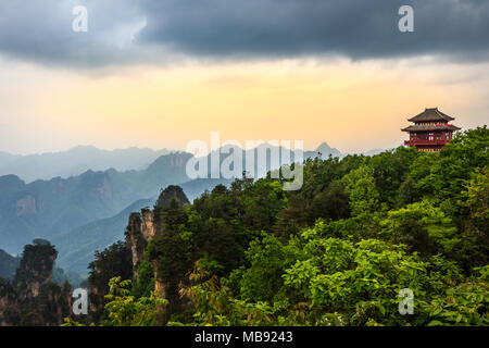 Pagode auf dem Hügel mit Bergen im Hintergrund und den Wald im Vordergrund, Zhangjiajie Nationalpark, Provinz Hunan, China Stockfoto