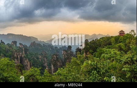Pagode auf dem Hügel den Sonnenuntergang Panorama mit Rocky Mountains im Hintergrund und den Wald im Vordergrund, Zhangjiajie Nationalpark, Provinz Hunan, Ch Stockfoto