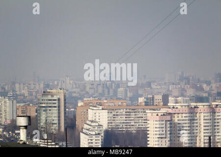 Blick auf den Schlafbereich von Moskau im Frühjahr. Mehrstöckige Häuser auf einem blauen Himmel Hintergrund. Stockfoto