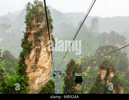 Bahnen auf dem Weg zur Spitze unter Sandsteinsäulen und Gipfel mit grünen Bäume und Berge Panorama, Zhangjiajie National Forest Park, Hunan pro Stockfoto
