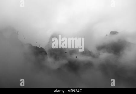 Seilbahn Straße auf die Spitze des Tianmenshan Berg, Provinz Hunan, China Stockfoto