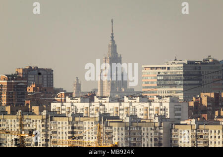 Blick auf den Schlafbereich von Moskau im Frühjahr. Mehrstöckige Häuser auf einem blauen Himmel Hintergrund. Stockfoto