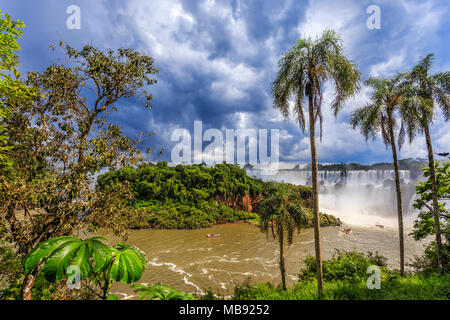 Iguazy fällt panorama Blick von der Dschungel mit Palmen und Cloud Himmel, argentinische Seite Stockfoto