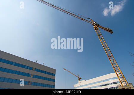 Bau eines modernen Gebäudes mit Kränen Arbeiten auf der Baustelle Stockfoto