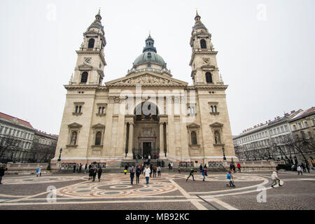 Budapest, Ungarn - März 05, 2018: die Menschen zu Fuß über den Platz vor der St. Stephans Basilika Kirche Stockfoto