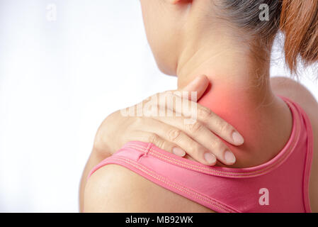 Frau Schmerzen an der M. trapezius und halten mit der rechten Hand auf Muskel, Schwellungen und Entzündungen des linken Rotatorenmanschette Muskel Stockfoto