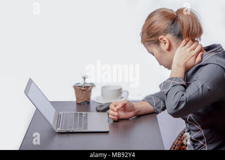 Junge Frau schwer arbeiten im Büro und gedrückt halten der linken Hand am Hals Muskel, Büro Syndrom Konzeption der asiatischen Arbeitnehmer Stockfoto