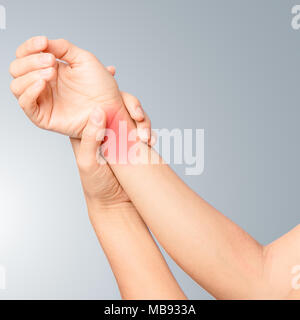 Linke Hand mit der rechten Handgelenk und Schwellungen um gemeinsame Stockfoto