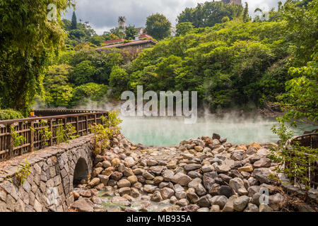 Die Entwässerung der Thermalquellen in Beitou Thermal Valley, die Freigabe von schwefelsäure Dampf. Die seltene hokutolite Felsen können Biene hier deutlich zu sehen. Stockfoto