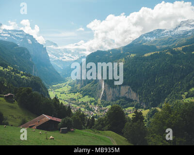 Blick auf Wengen auf den Zug nach Jungfrau während der Sommermonate. Stockfoto