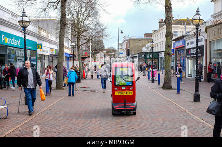 Mobilität scooter fährt durch Eastbourne Langley Road Fußgängerzone im Zentrum der Stadt Stockfoto