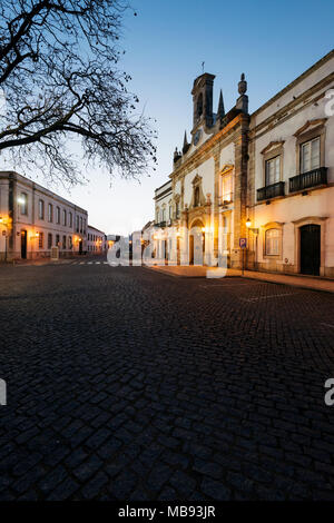 Faro, Portugal, April 4, 2018: Arco da Vila in der Altstadt von Faro Cityin Algarve - Portugal. Stockfoto