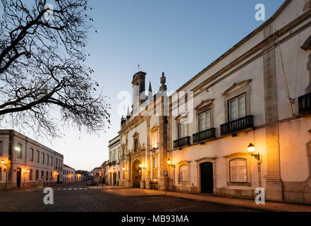 Faro, Portugal, April 4, 2018: Arco da Vila in der Altstadt von Faro Cityin Algarve - Portugal. Stockfoto