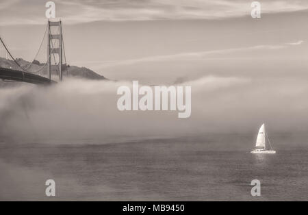 Nebel unter der Golden Gate Bridge und der San Francisco Bay, Kalifornien, USA, auf einem frühen Frühling Morgen gebildet. Stockfoto