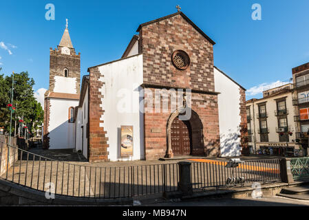 Funchal, Portugal - Dezember 10, 2016: Blick auf die Kathedrale Unserer Lieben Frau von der Himmelfahrt in Funchal, Madeira, Portugal. Stockfoto