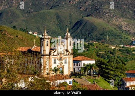 Blick auf eine von mehreren Kirchen und ihrem Glockenturm in Barock und koloniale Architektur der Stadt Ouro Preto in Minas Gerais mit seinen Bergen Stockfoto