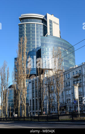 Kiew, Ukraine - April 8, 2018: Hilton Kiew ist 5-Sterne Hotel im Zentrum der Stadt mit schöner Aussicht auf die Stadt in Kiew, Ukraine. Stockfoto