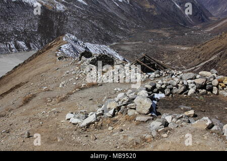 Szene im Langtang Nationalpark, Nepal. Dachlosen Steinhütten auf einem Bergrücken. Stockfoto