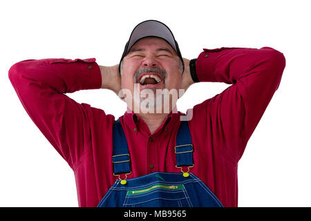 Gemütlich Bauern oder Arbeiter in der Kappe und Jeans Latzhose genießen Sie ein herzhaftes Lachen, als er wirft seinen Kopf zurück mit gefalteten Händen den Nacken isoliert auf w Stockfoto