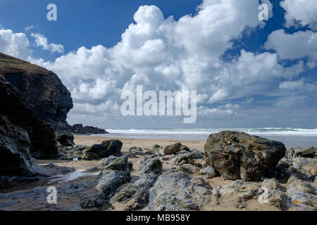 Felsen am Strand und Felsen in Chapel Porth in der Nähe von Saint Agnes an der Nordküste von Cornwall. Stockfoto