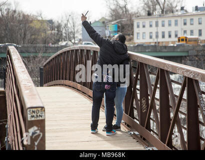 Paar ein selfie auf einer Brücke in Paterson, NJ Stockfoto