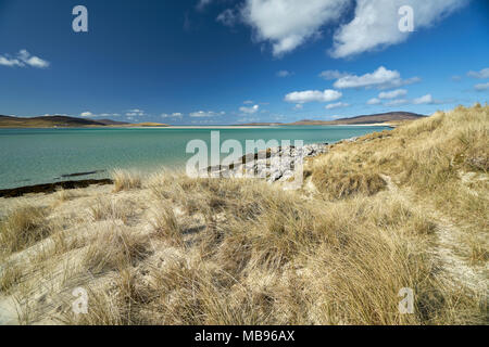 Dünen mit Blick auf die tropischen Blick auf das Meer um Luskentire auf der Isle of Harris, Schottland. Stockfoto