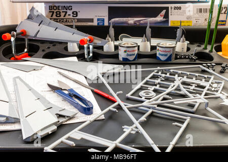 England. Hasagawa Boeing Flugzeug hobby Kits, Modell Stücke auf workbase mit Farben, Pinsel und andere Werkzeuge während der Lackierung und Montage angeordnet. Stockfoto