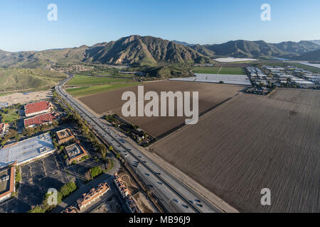 Luftaufnahme von Gebäuden, Feldern und Ventura 101 Freeway in Camarillo, Kalifornien. Stockfoto