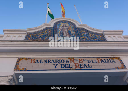 Fliesen der Eingang der Balneario de Nuestra Señora de La Palma y del Real, Cadiz, Andalusien, Spanien Stockfoto