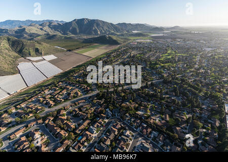 Luftaufnahme von Camarillo Wohnungen, Hügel und Bauernhöfe in Ventura County, Kalifornien. Stockfoto