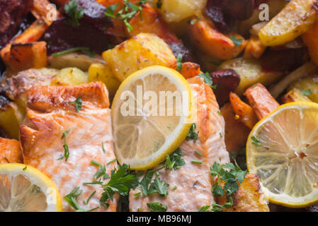 Lachs im Ofen gebacken mit Gemüse Makro Stockfoto