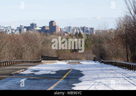 Ende der Skisaison im Gatineau Park, Ottawa als Schnee schmilzt auf Gatineau Parkway Stockfoto