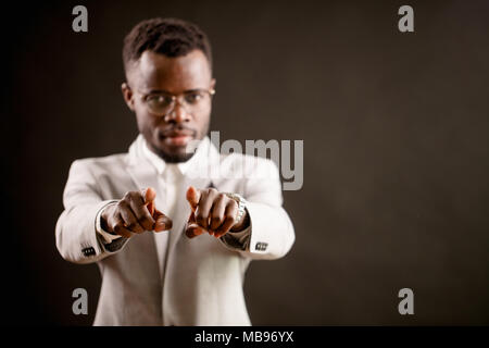 Junge afrikanische Unternehmer bei Ihnen zeigt mit zwei Fingern Stockfoto