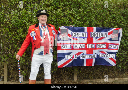 Mann verkleidet als John Bull protestierten gegen die Entscheidung neue blaue britische Pässe in Frankreich zu drucken. Stockfoto