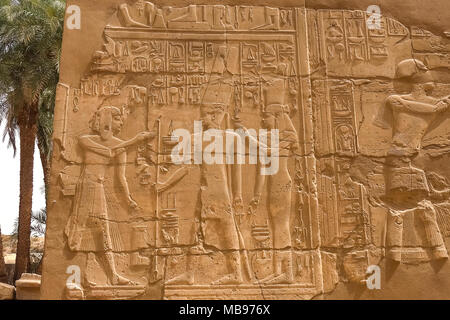 Ägyptische Hieroglyphen am Sarkophag des Königs Ramses III, auf das