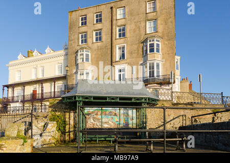 Tierheim im viktorianischen Stil, direkt am Meer mit Blick auf Castle Beach in Tenby, Pembrokeshire, Wales Am frühen Morgen Sonnenschein Stockfoto