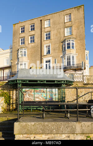 Tierheim im viktorianischen Stil, direkt am Meer mit Blick auf Castle Beach in Tenby, Pembrokeshire, Wales Am frühen Morgen Sonnenschein Stockfoto