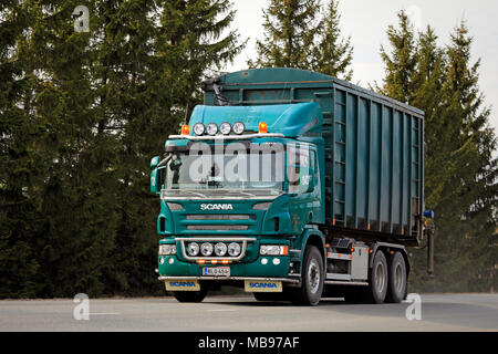 SALO, Finnland - 8 April 2018: Grüne Scania P420 Müllabfuhr Roll on Roll off Lkw schön mit Zusatzbeleuchtung Zubehör Kundenspezifische o Stockfoto