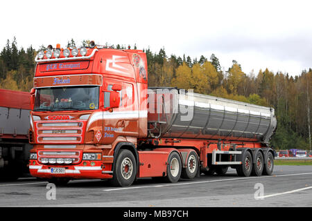 Mariehamn, Finnland - 6. OKTOBER 2017: Schön angepasste Scania Kipper von PTA Kuljetus Oy auf einem Truck Stop in Süden Finnlands im Herbst geparkt. Stockfoto