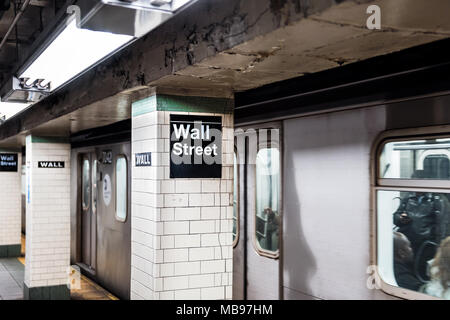 New York City, USA - 30. Oktober 2017: U-transit große Plattform in NYC Subway Station, Eisenbahnschienen, Wall Street in der Innenstadt von Fliesen- c Stockfoto