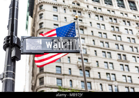 Wall street street sign in New York City New York City Manhattan unteren Financial District in der Innenstadt, mit amerikanischer Flagge, Banner, Gebäude im Hintergrund Stockfoto