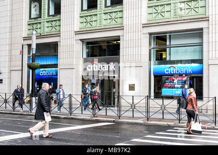New York City, USA - 30. Oktober 2017: Citibank Citi Bank Filiale in Midtown Manhattan, New York City, in der Nähe der Wall Street closeup, Urban Street Road mit Business p Stockfoto