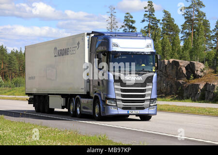 SALO, Finnland - 14. JULI 2017: Ice Blue Next Generation Scania S 500 Auflieger liefert Last entlang der Autobahn E18 in Süden Finnlands auf einem schönen d Stockfoto
