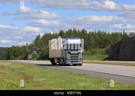 SALO, Finnland - 14. JULI 2017: Ice Blue Next Generation Scania S 500 Auflieger liefert Last entlang der Autobahn E18 in Süden Finnlands auf einem schönen d Stockfoto