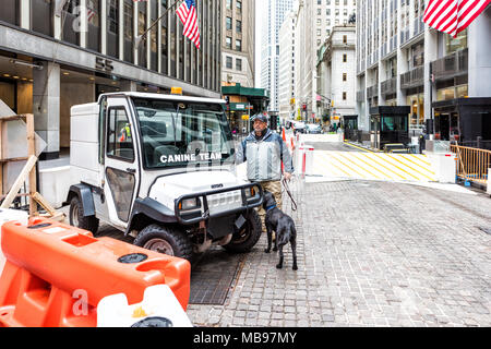 New York City, USA - 30. Oktober 2017: schwarzer Labrador service Hund das Gehen an der Leine in Manhattan NYC unteren financil Bezirk an der Wall Street breit St, m Stockfoto