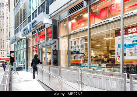 New York City, USA - 30. Oktober 2017: GNC Health Supplement Store in New York City Manhattan unteren Financial District downtown Eingang, Menschen zu Fuß Stockfoto