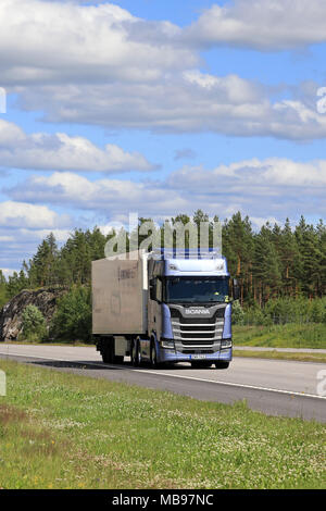 SALO, Finnland - 14. JULI 2017: Ice Blue Next Generation Scania R 500 Auflieger liefert Last entlang der Autobahn E18 in Süden Finnlands auf einem schönen d Stockfoto