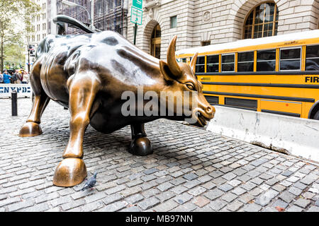 New York City, USA - 30. Oktober 2017: Wall Street Börse laden Metall Stier in NYC Manhattan unteren Financial District downtown NYSE Stockfoto